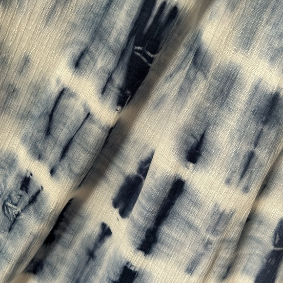 Bella Dahl sleeveless top. Blue and white “tie-die” design with buttoned back - Picture 2 of 6
